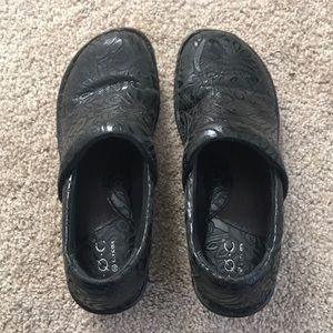 b.o.c. Peggy Clogs